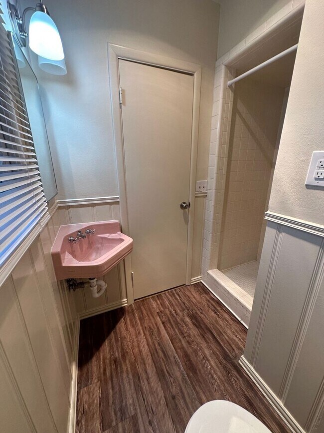 Building Photo - 1106 La Paloma St