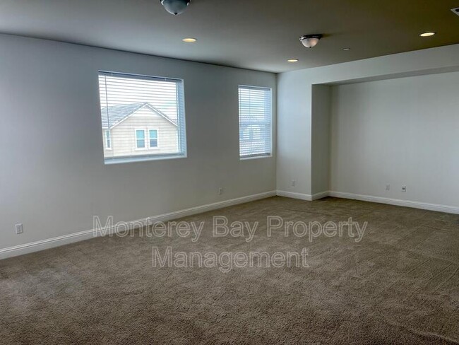 Building Photo - 479 Logan Wy