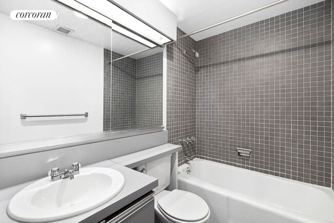 Building Photo - 250 W 88th St