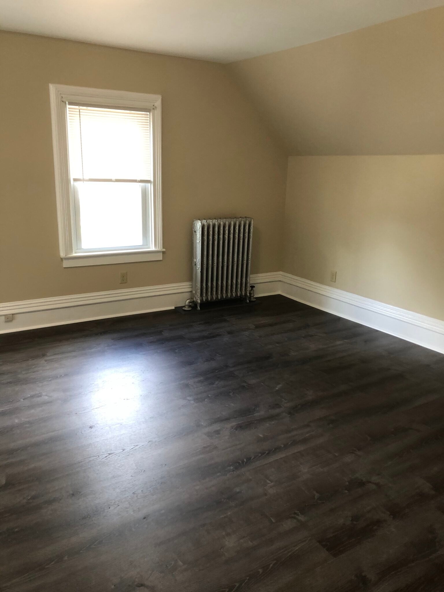 Building Photo - 319 Safford Street