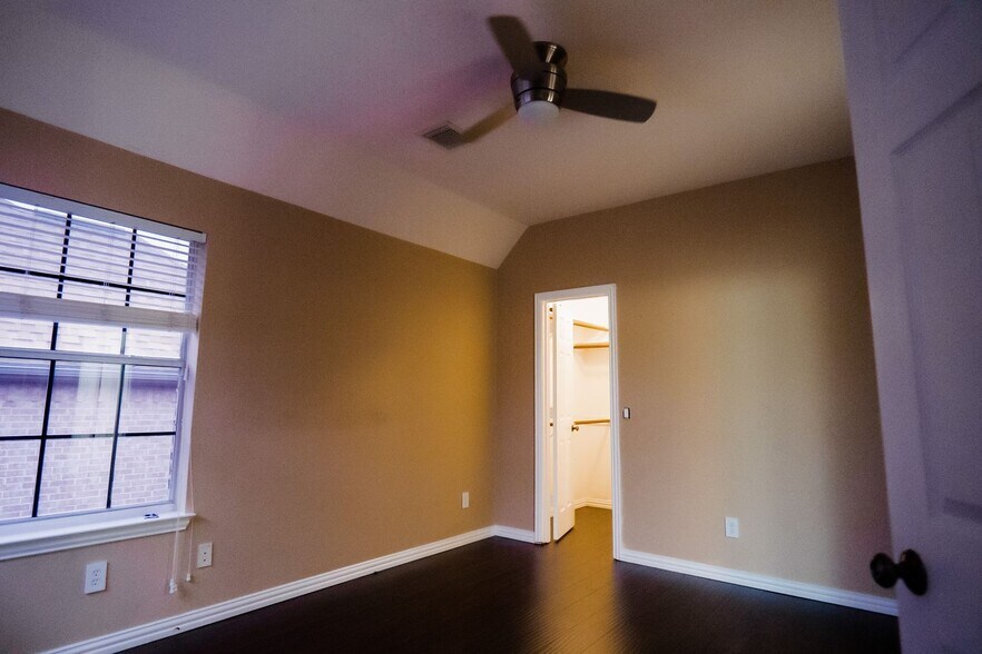 Building Photo - 3404 Wimbledon Dr