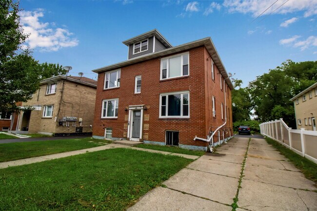 Building Photo - Furnished 1-Bedroom First-Floor Apartment Minutes from Highmark Stadium