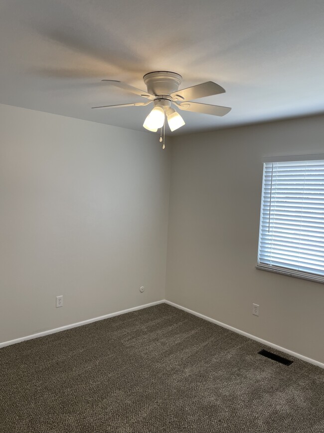 Bedroom 1 w/ceiling fan - 10048 Puttington Dr