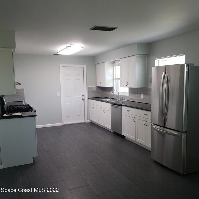 Building Photo - 990 Butia St