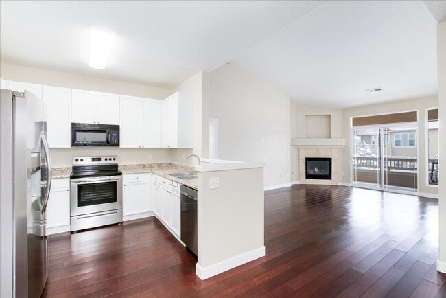 Building Photo - July 1st Move in! Top Floor 2 Bed / 2 Bath...