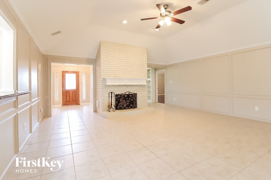 Building Photo - 2303 Prestwick Dr