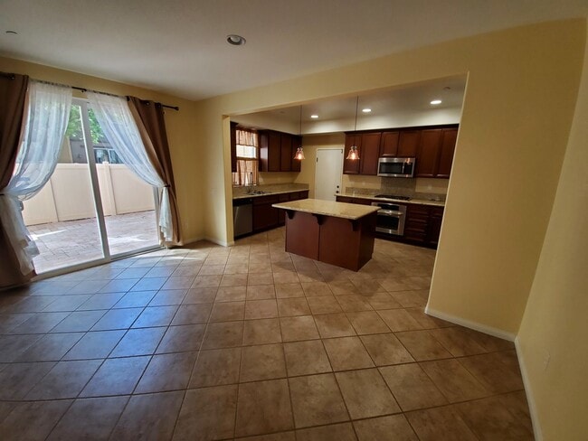 Building Photo - Spacious 4 Bedroom 3 Bath Two Story Riverp...
