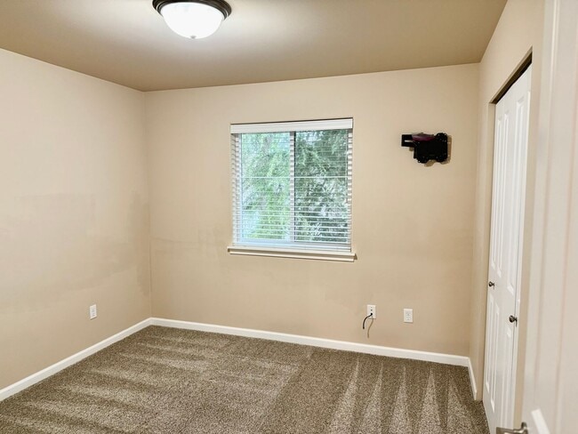 Building Photo - Beautiful 2 bed, 2.5 bath townhome located in Mountlake Terrance $2750/mo.