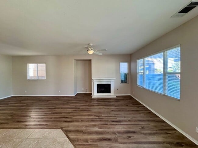 Building Photo - Beautiful 4 bedroom Temecula home sitting ...