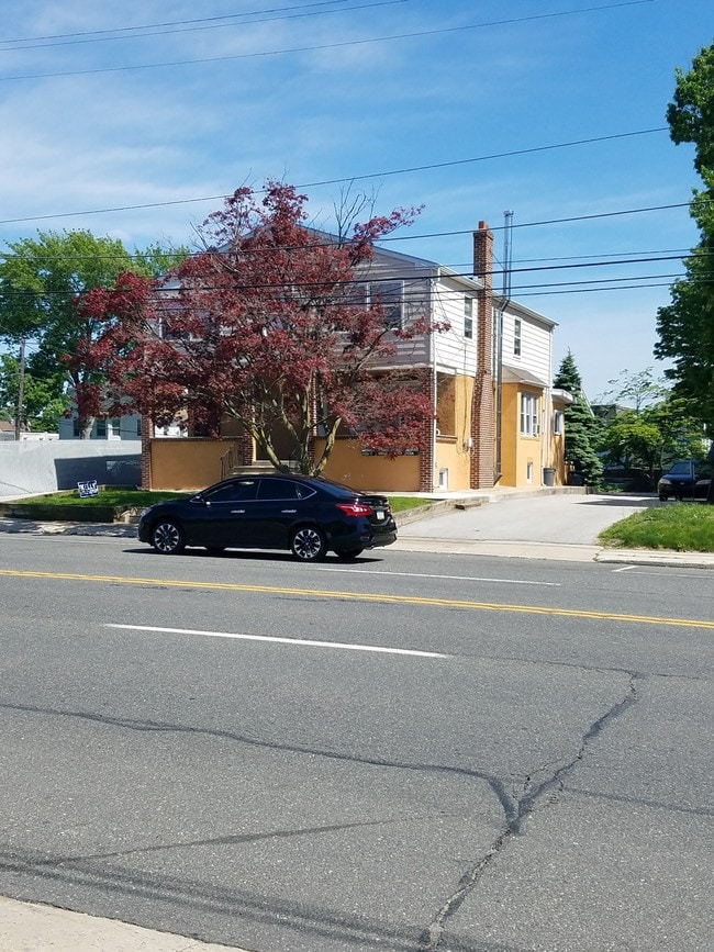 207 N Chester Pike 207 N Chester Pike Glenolden PA 19036 Apartment