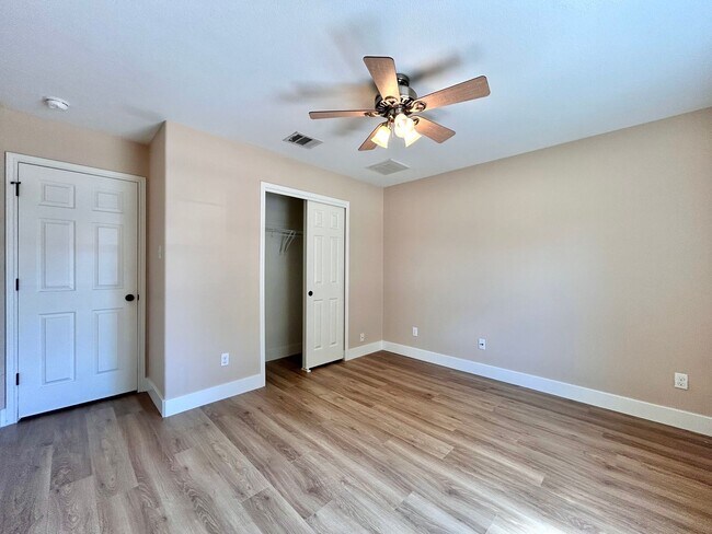 Building Photo - Inviting 4/BR 2/BA Home with Spacious Back...