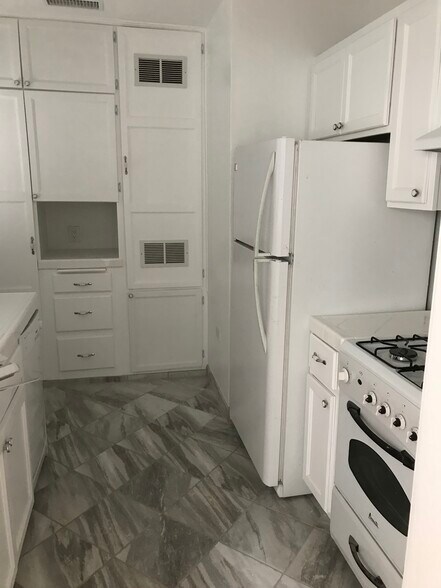 Building Photo - 2118 N Glenoaks Blvd