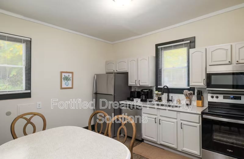 Building Photo - 720 S Broad St