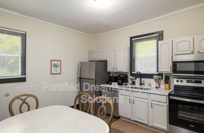 Building Photo - 720 S Broad St