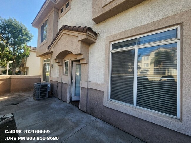 Building Photo - Ontario 3 Bedroom Townhome