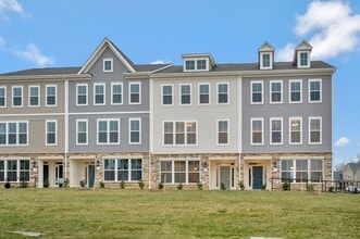 Building Photo - Gorgeous Bright Tri-level Townhome!