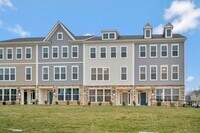 Building Photo - Gorgeous Bright Tri-level Townhome!