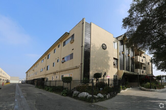 Building Photo - Saticoy Plaza