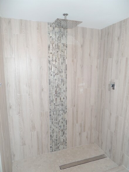Building Photo - 2803 N Oakland Forest Dr