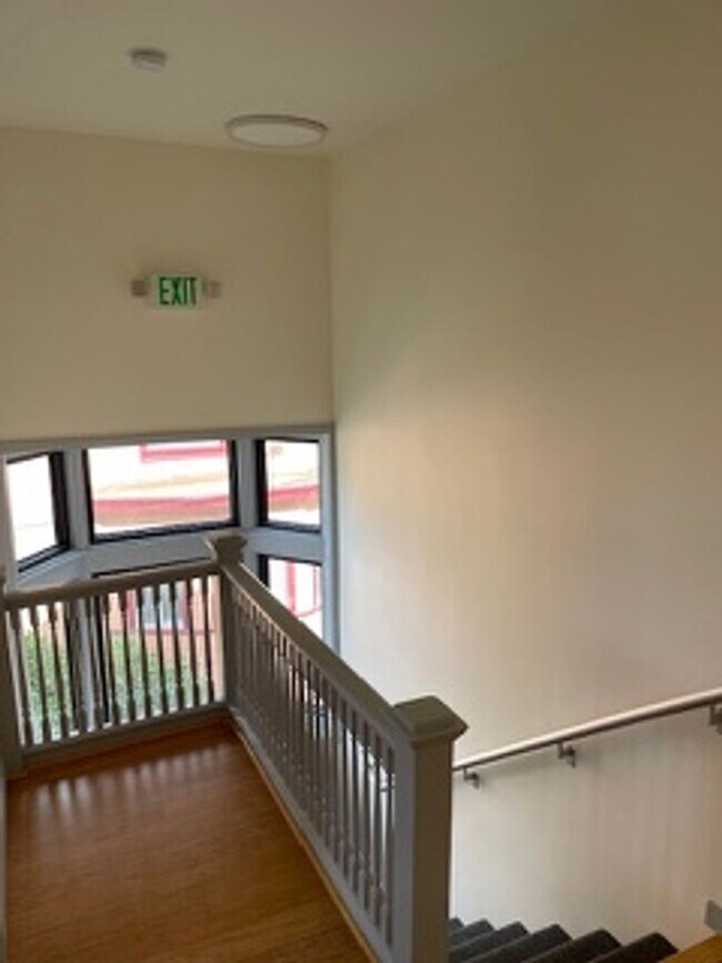 Building Photo - Please call Shami at (415) 225-2543 to sch...