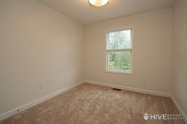 Building Photo - Modern 3BR Townhouse with Private Backyard...