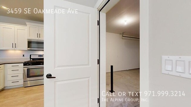 Building Photo - 3459 SE Oakmeade Ave