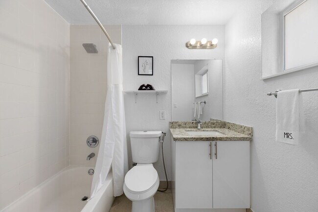 Building Photo - 7021 SW 10th Ct