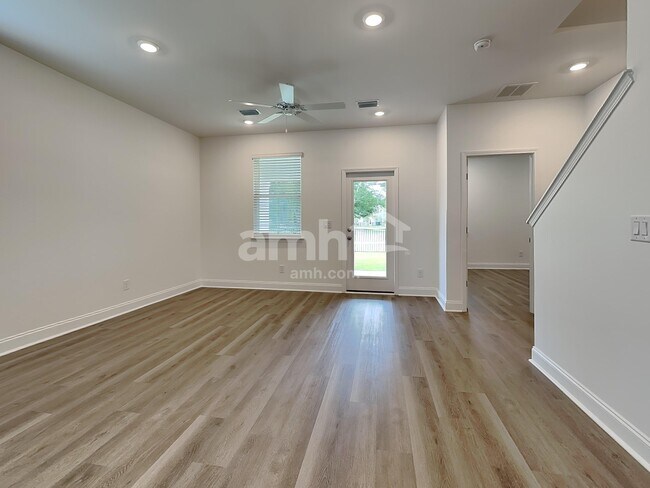 Building Photo - 547 Armstrong Curv