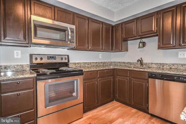 Building Photo - 27 Cross Country Ct