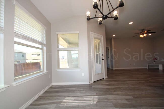 Building Photo - Estancia West 4 bedroom beauty