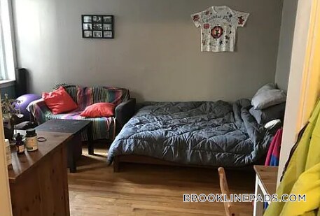 Building Photo - 364 Riverway