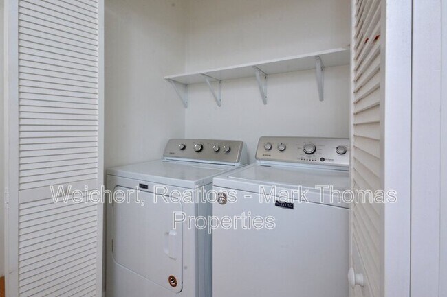 Building Photo - 111 Twisted Oak Pl