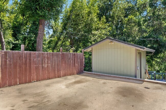 Building Photo - 475 Riverview Dr