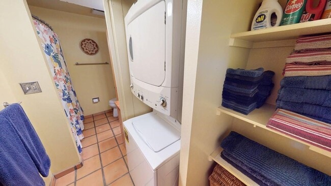 Building Photo - Charming two bedroom close to downtown. Furnished long term rental.