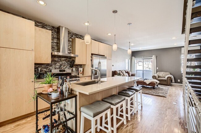 Building Photo - Breathtaking 2 bed, 3 bath Curtis Park Tow...