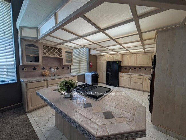 Building Photo - 917 Main St