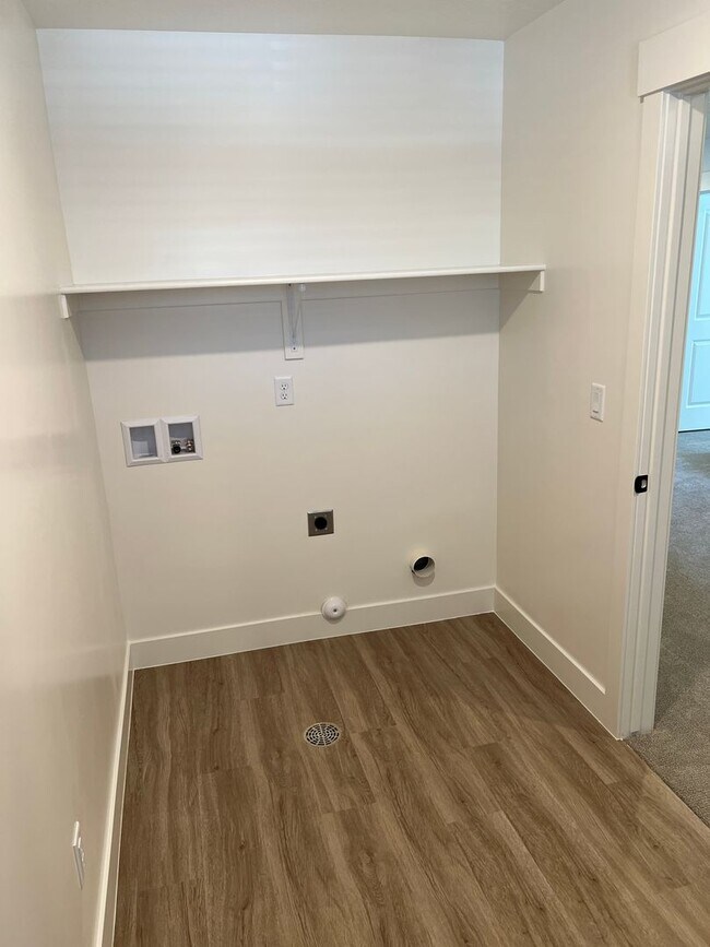 Building Photo - Newer 4 bedroom townhome in South Desert Gardens!