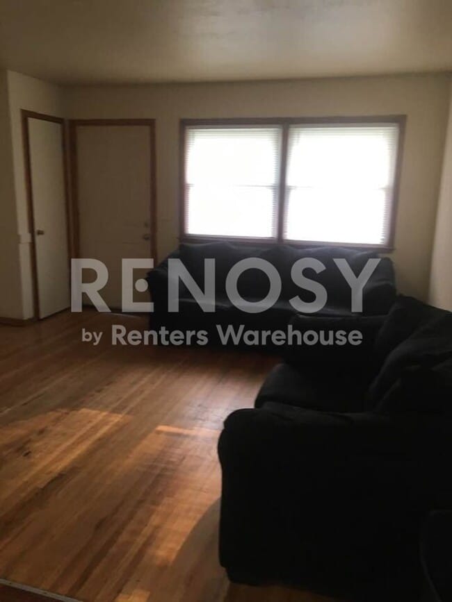 Building Photo - Wonderful 2BD / 1 BA DUPLEX  in Minneapolis Available 1/1/2024!