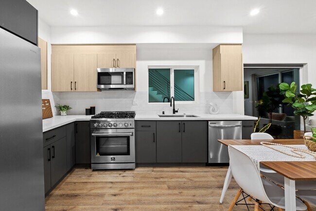 Building Photo - 3 BED 3 BATH | PRIVATE FRONT YARD | PRIVATE 2 CAR ATTACHED GARAGE | WASHER | DRYER | CENTRAL A/C