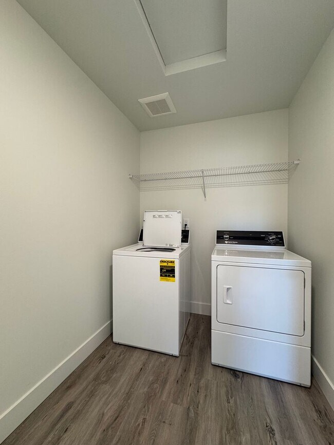 Building Photo - Peaceful Living Just Minutes from Town