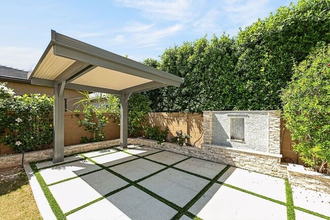 Building Photo - Stunning 5 Bed/5Bath Home in Gated Community – Over 3,100 SqFt of Modern Living -New Carpet throu...