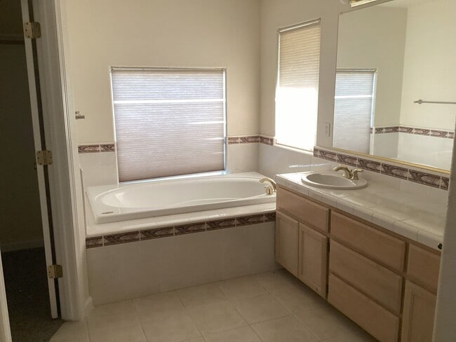 Building Photo - Large north Chico home available now