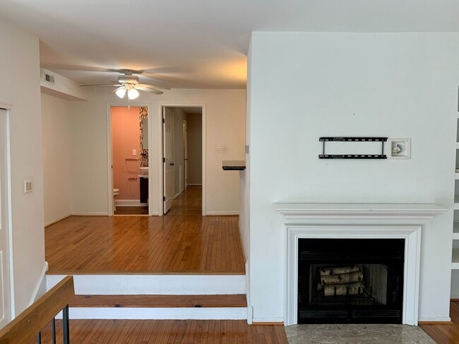 Building Photo - Gorgeous 2-Bedroom Townhome Near the Art Museum! One-Car Garage Included!