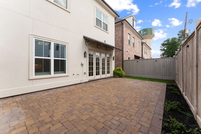 Building Photo - 114 Magnolia Grn St