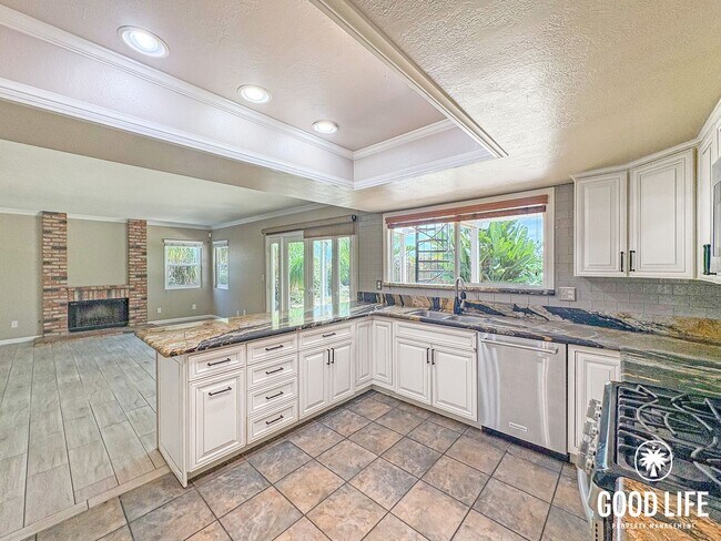 Building Photo - SD: Stunning 4BD/3BA Home in Vista with Panoramic Views, Private Balcony & Large Yard