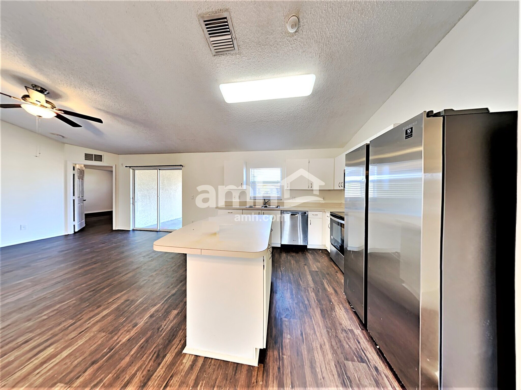 Building Photo - 581 NW Goldcoast Ave