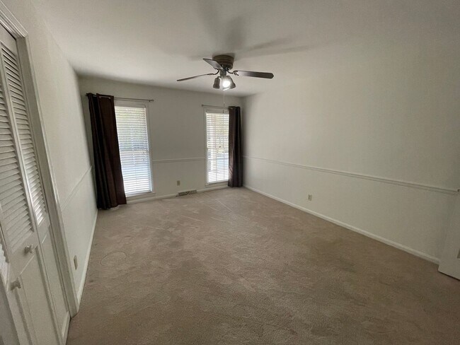 Building Photo - Large 4/4 House in Maplewood $2,650