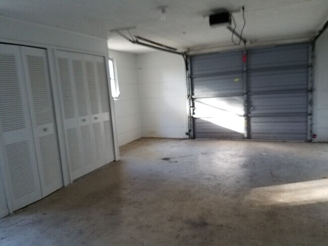 Building Photo - Waterfront 3 bedroom 2 bath in Beautiful B...