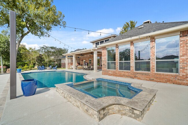 Building Photo - 4703 Oxbow Cir W