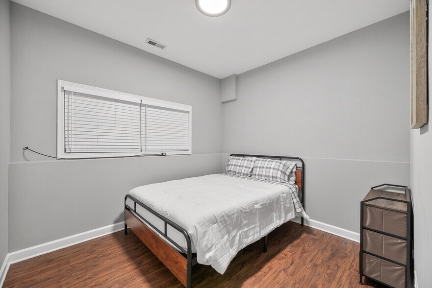 Building Photo - 1044 N California Ave